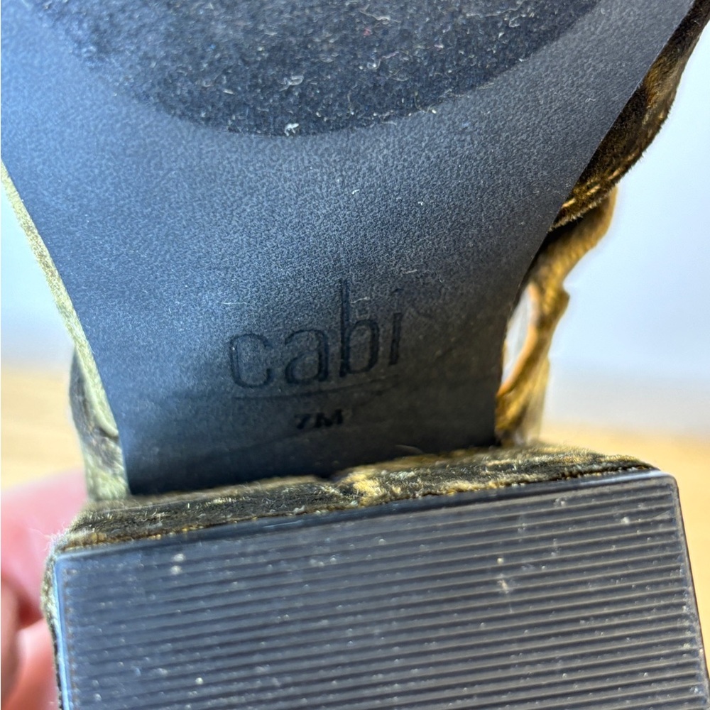 “CAbi” Crushed‎ Velvet Interlock Block Heel Sandals - Olive Green Woman’s 7 - Picture 8 of 9
